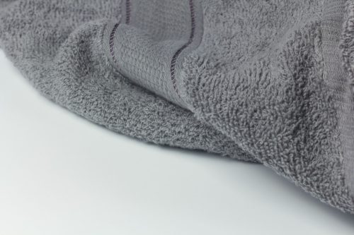 Törölköző - szürke - széles bordűrrel - 70x130 cm